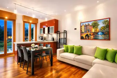 Image de Elegant Three-Bedroom Apartment with a Terrace Overlooking the Park, a Jacuzzi, and a Garage