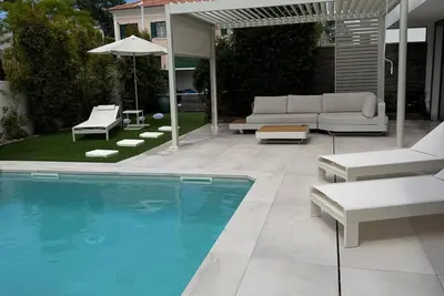 Beach house with pool - T4