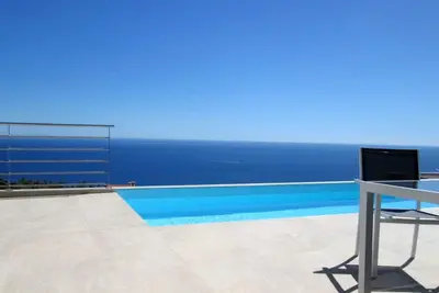 Image de Magnifique Villa Piscine Spa Et Vue Mer