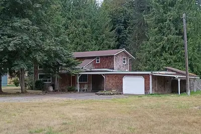 Image de The Sleepy Bear Cottage — A Charming Bear-Themed Cottage W/ Cozy Deck & Fire Pit