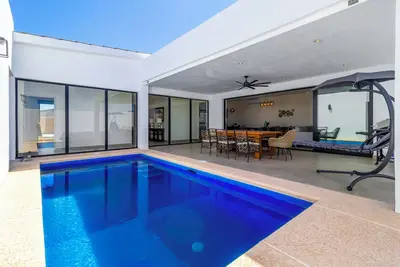 Image de Luxury San Carlos Beach House | Pool, Pickleball & Kayaks