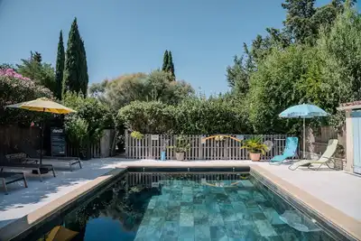 Image de « Le Mazet Les Floralies en Provence » avec vue montagne, piscine partagée et terrasse privée