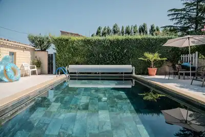 Image de « Tamaris Les Floralies en Provence » avec vue sur montagne, piscine partagée et terrasse privée