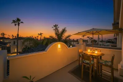 Image de Modern Coastal Stay w/ Rooftop + Beach Gear