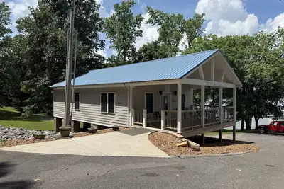 Image de Cozy 2-bedroom Bayside Cottage located at Eddy Creek Marina Resort
