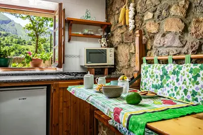 Image de Maison rurale avec vue sur la montagne, jardin partagé et Wi-Fi