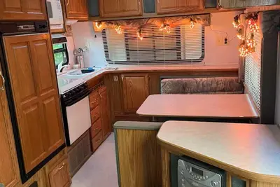 Image de 27 ft. Komfort Rv close to downtown Napa! Great rate! Very comfortable.