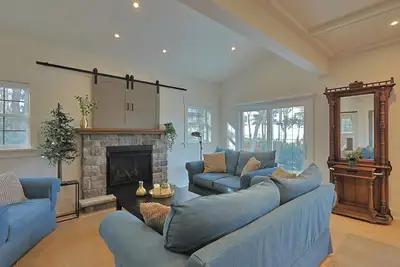 Image de Romantic Luxury Cottage Overlooking Lake Huron