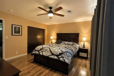 Image de Hillside home with large deck in a woodsy area. Sleeps 8