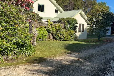 Image de Cosy private  3 bedroom cottage  2 mins walk to the beach