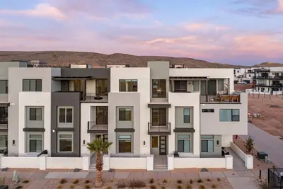 Image de Elevated game-day getaway with rooftop hot tub