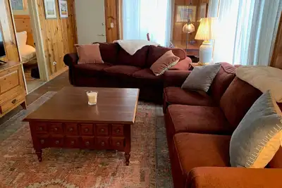 Image de Cozy downtown sanctuary.