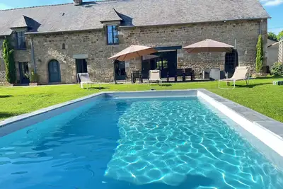 Image de Grande maison à la campagne avec piscine