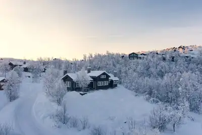 Image de Lun og koselig hytte på fjellet, med badstu