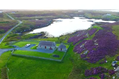 Image de 5 Star Traditional Hebridean Thatched Cottage  Isle of South Uist awaits you