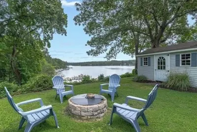 Image de Riverfront Retreat: Hot Tub, Fire Pit, Private Dock & Screened Porch
