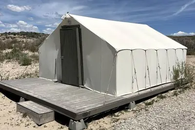 Image de Spacious Pet-Friendly Safari Tent on Yuba Lake with Spectacular Views for a Memorable Glamping Escape in Utah