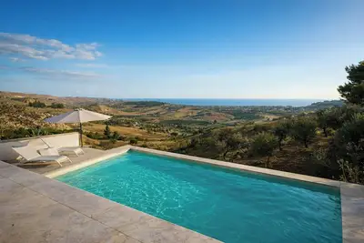 Image de Villa minimaliste avec piscine au cœur des vignobles