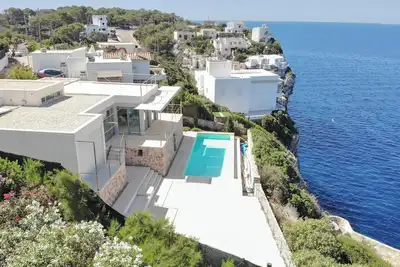 Image de A luxury villa suspended between the sky and the Mediterranean Sea