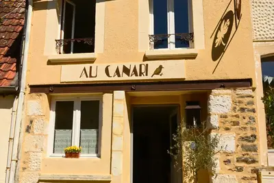 Image de Au Canari, ancien bar-tabac devenu gîte de charme dans le village de Colette.