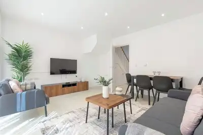 Image de Modern 3-bedroom home in a fantastic Hove location near Hove Park. Features free driveway parking, garden, balcony, smart TVs in every bedroom, stylish interiors, fully equipped kitchen with coffee machine, and easy access to central Hove & Brighton.