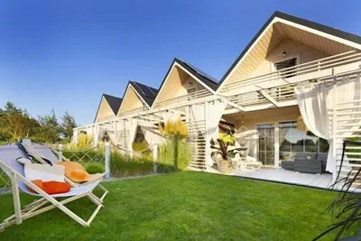 Image de Maison de vacances avec terrasse, jardin et piscine