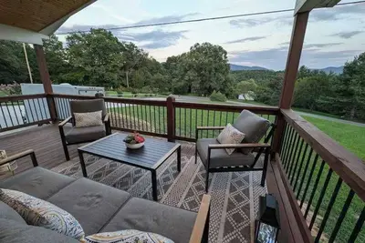 Image de Mountain Views, Hot Tub, Fire Pit & Porch Lounge