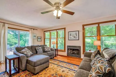 Image de Charming home with fireplace, central Ac, washer/dryer, & fast WiFi