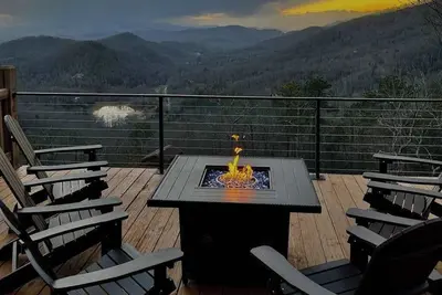 Image de Mountain view home with large deck, private hot tub and fire-pit