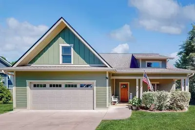 Image de Updated Retreat w/ Large Deck & 2 Living Areas, Walk to Creamery