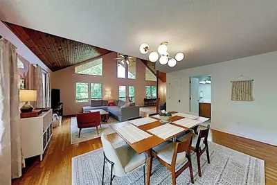 Image de Peaceful Mountain Retreat with Views & Large Deck - Near Asheville