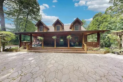 Image de Woodsy cabin with hot tub, gas fireplace, firepit, balcony & gas grill