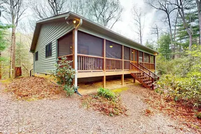 Image de Mountainside abode with a wood stove, firepit, grill, sunroom, Ac, and W/D