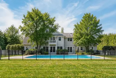 Image de Sprawling Shinnecock Hills estate with a heated pool, walking distance to. . .