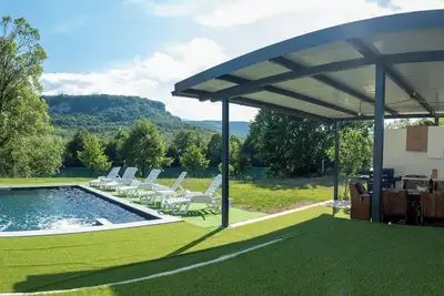 Image de 10 minutes to the city! Family-sized house, warm swimming pool, jakuuzi & grill.