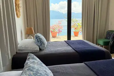 Image de Sunrise Chalet. Stunning, modern lakefront property.