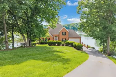 Image de Lakeview Retreat - Sml Luxury Rental with Dock and Private Beach!