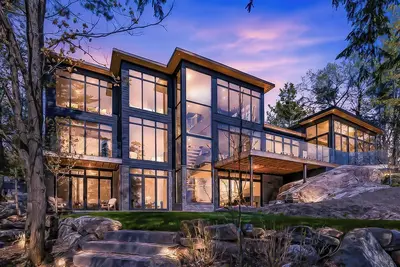 Image de Lake Joseph, newly built, 5-Bedroom, Gym, boathouse, rooftop deck - fire table