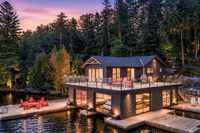 Image de 3 bed 3 bath Boathouse on Lake Rosseau