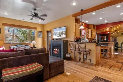 Image de Bluebird Day - Desert Zen in Bend with 2 queens, fenced yard, fireplace, Walk Everywhere!
