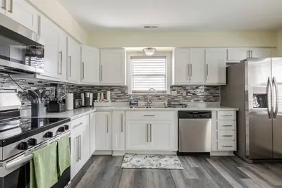 Image de Family-Friendly Duke Duplex • Sleeps 6 • King Bed • Fast WiFi • Free Parking