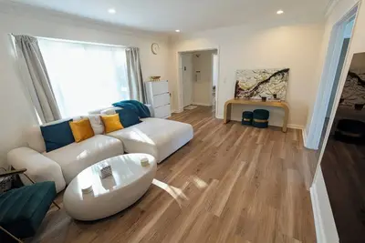 Image de Central 2br 1 Bath House - 10 min to Beach, Sofi, & Restaurants