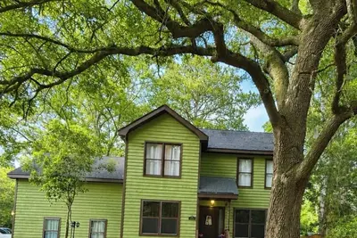Image de Cozy Two-Story Home with Outdoor Fun
