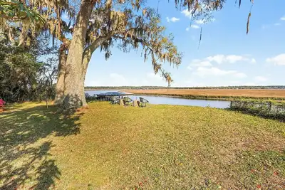 Image de Wonderful 2-bedroom Riverfront Cottage on Secluded Two Acres Estate