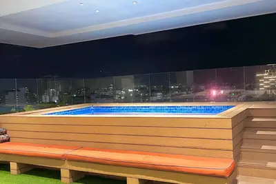 Image de Luxurious two-bedroom apartment in the city center. Jacuzzi and picuzzi