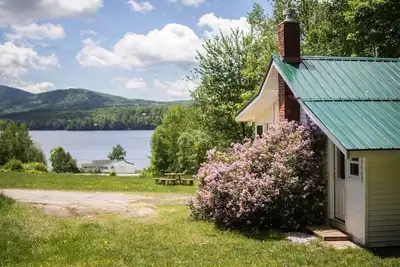 Image de Edgeview Cottage - Willoughby Lake View and Private Beach Access