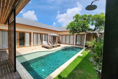 Image de Calm & Stylish Single‑Level Villa • Private Pool, Mini Gym & Office