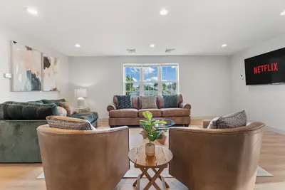 Image de - Relaxing Getaway- Large Group, Prime Location!