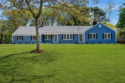 Image de Slate & Salt: Renovated Family Cape Cod Retreat · Walk to Beach · Sleeps 9