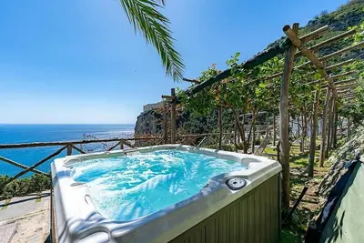 Image de Villa Melos Grande: A bright and sunny three-story villa which faces the sun and the sea, with Free Wi-Fi.